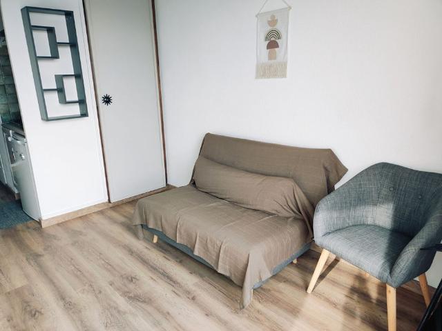 A LOUER STUDIO MEZZANINE MEUBLE CLIMATISE PORT LA NOUVELLE