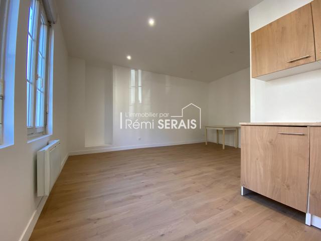 A LOUER Studio plein centre Domfront REF 14156