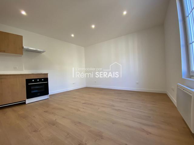 A LOUER Studio plein centre Domfront REF 14161