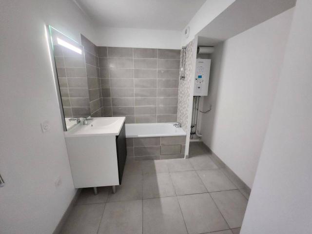 À LOUER SUPERBE APPARTEMENT T3 À CASTANET TOLOSAN / BALCON /
