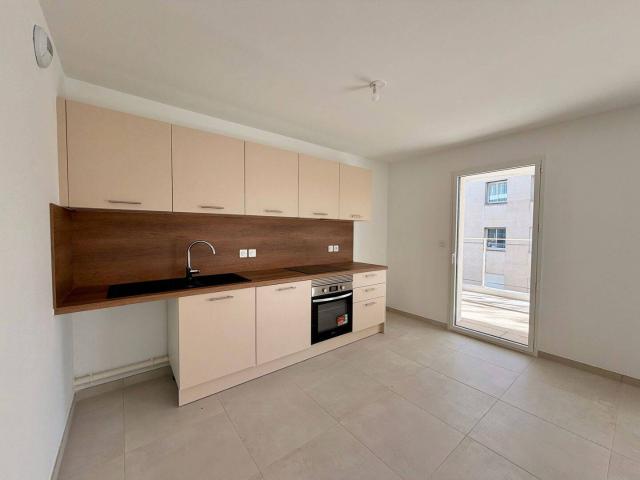 A LOUER SUPERBE T3 TRAVERSANT AVEC GARAGE RESIDENCE NEUVE DE STA