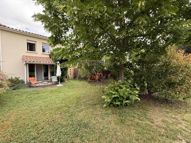 A louer Saint Affrique, maison de type 4 duplex, avec jardin, garage et parking