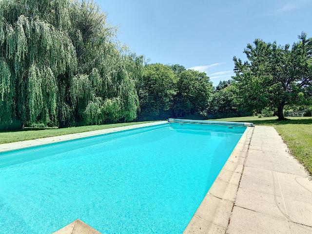 À LOUER Spacieuse maison familiale de 200 m2 avec piscine sur un terrain de 4 500 m2
