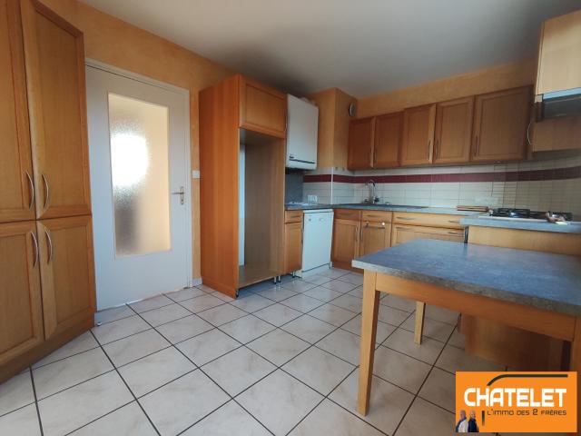 A louer T4 non meublé avec balcon 85.98 m2 sur PERONNAS avec garage et cave