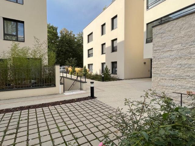 A LOUER T4 DE 95.75 M² AVEC TERRASSE 19 RUE ANDRE LASSAGNE CALUIRE ET CUIRE, Caluire et cuire 69300