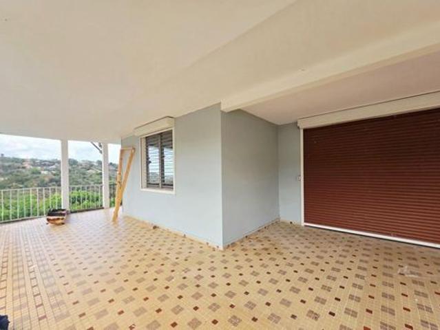 À louer T4 en haut de villa avec vue mer