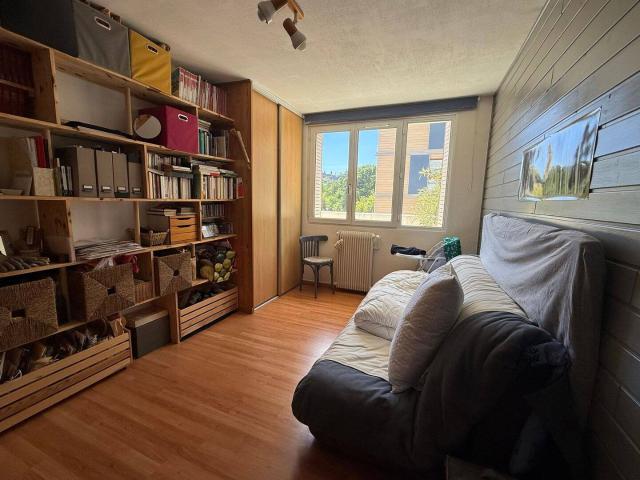À louer – T4 rénové de 81 m² avec terrasse de 15 m² face au parc – Grenoble 3 chambres • Crèche, école et collège à moins de 3 minutes à pied • DPE C