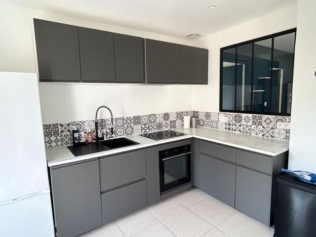 A LOUER T2 MEUBLE DE 49.08 M² AVEC BALCON DE 9M² 45 MONTEE DES FORTS A CALUIRE ET CUIRE