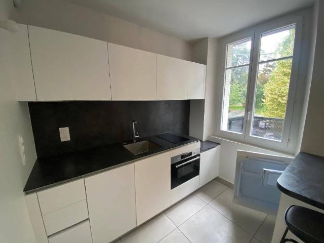 A LOUER T2 MEUBLE EQUIPE PLACE DE PARKING ET BALCON
