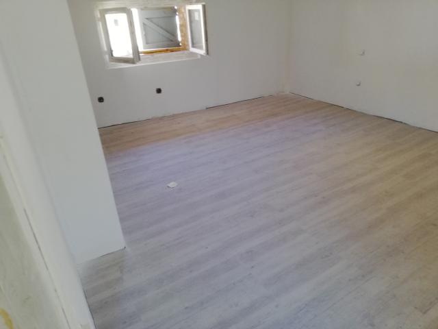 BONNIEUX Maison de ville T3/T4 de 104 m2 avec jardin et garages Centre village