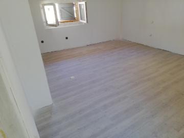 BONNIEUX Maison de ville T3/T4 de 104 m2 avec jardin et garages Centre village