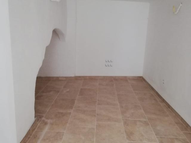 BONNIEUX Maison de ville T3/T4 de 104 m2 avec jardin et garages Centre village