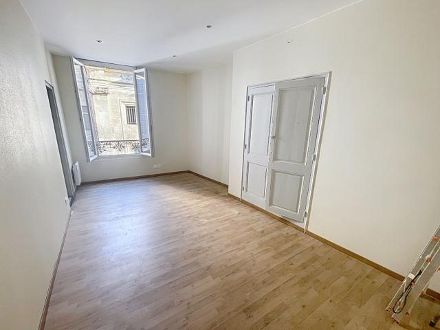 A louer T3 59m2, climatisé une chambre et un bureau avec terrasse