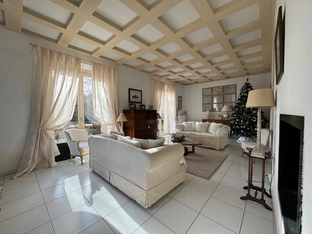 A louer très belle maison de ville non mitoyenne type 6 avec qua