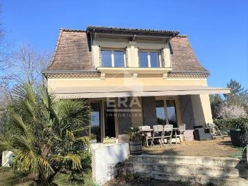 A louer très belle maison de ville non mitoyenne type 6 avec quatre garages & jardin clos