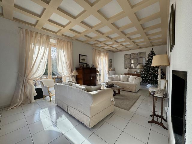 A louer très belle maison de ville non mitoyenne type 6 avec quatre garages & jardin clos