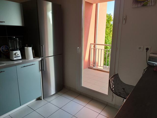 A Louer TRES JOLI TYPE 4 SUR PERONNAS TROIS CHAMBRES D'UNE SUPERFICIE DE 85.38 M2