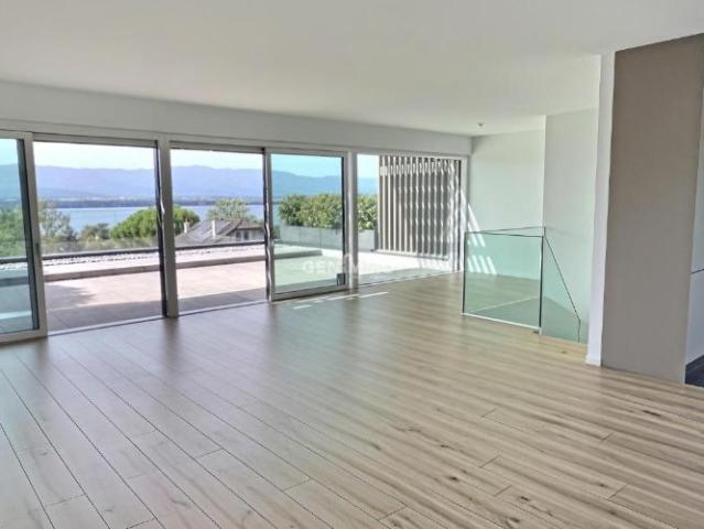 A Louer triplex avec magnifique vue lac !