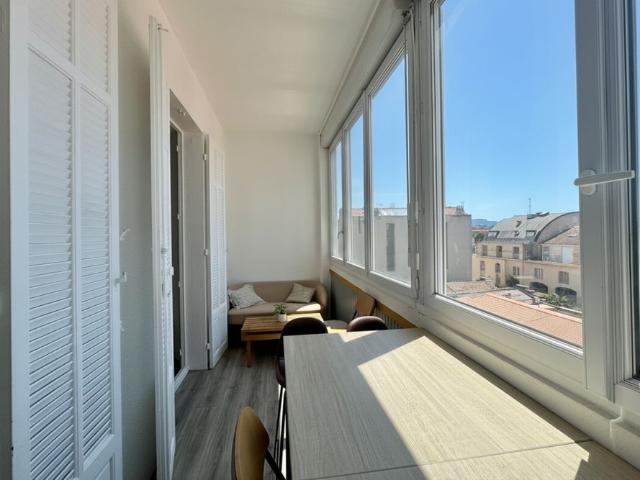 A louer un appartement de T3 meublé vEntre LONGCHAMP et SAINT CHARLES