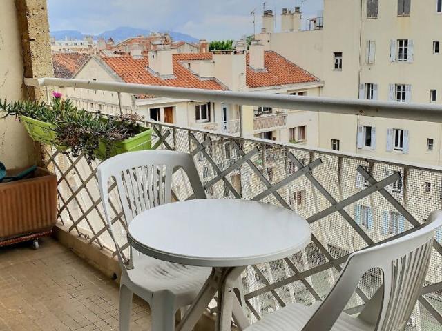 A louer un appartement de type 4 meublé à Marseille 13004 Quartier CINQ AVENUES