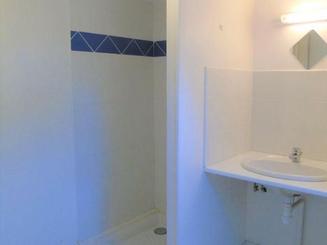 A LOUER Un Appartement de type F2, d'environ 40m² au 1er étage sans ascenseur, situé rue des ch.