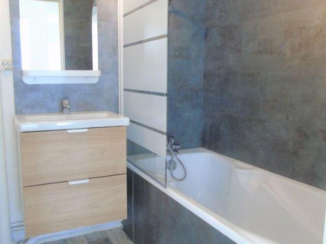 A LOUER: Un appartement rénové de type F2 de 64,46 m² situé à Avallon Résidence Jean Mermoz.