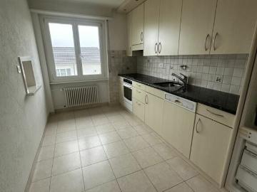 A louer un joli appartement de 4,5 pièces avec un balcon, dans un quartier calme