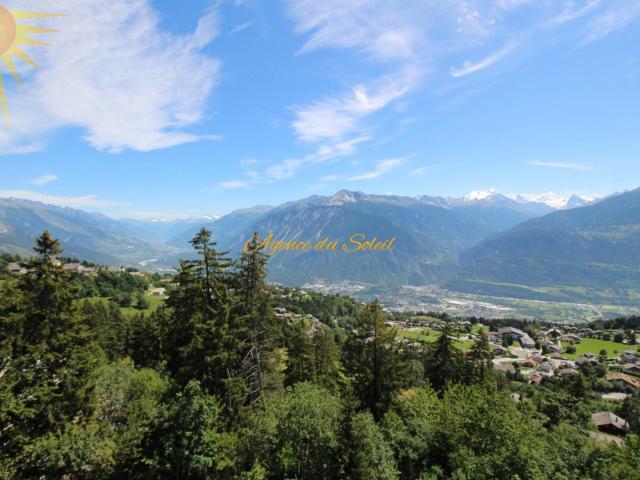À louer UNIQUEMENT à l’année ce splendide 3.5 pièces rénové, sud, à proximité du funiculaire !