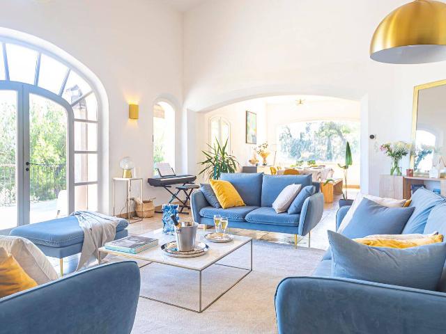 À louer villa neo contemporaine meublé et équipé 240m2 avec piscine 3 chambres, studio et salle de cinéma