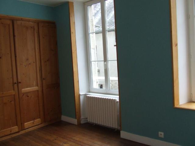 A LOUER Villedieu centre ville maison 3 CH + courette et d�pendance