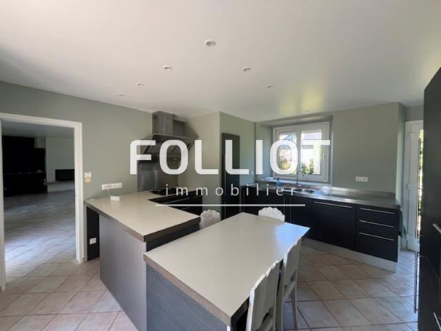 A LOUER VIRE NORMANDIE � 900 m du centre ville DANS QUARTIER R�SIDENTIEL Somptueuse maison T4