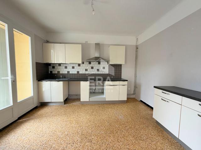 A LOUER 13610 LE PUY STE REPARADE MAISON DE VILLAGE TYPE 4 PIECES D'ENVIRON 95M²
