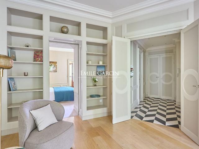 A louer 2 pièces Tour Maubourg 1 chambre Lumineux