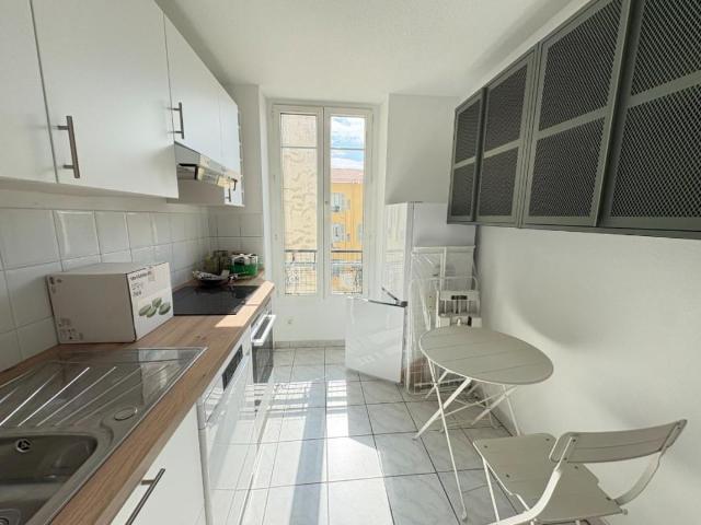 A LOUER NICE CENTRE/RUE ITALIE 3 PIECES MEUBLE