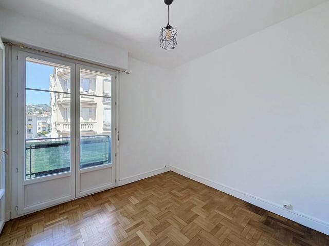 À louer 3 pièces de 50 m² avec terrasse, cave et parking Quart