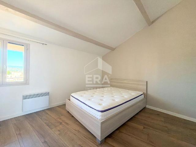 A LOUER 84120 PERTUIS CENTRE VILLE APPARTEMENT MEUBLE TYPE 2 PIECES D'ENVIRON 49M²