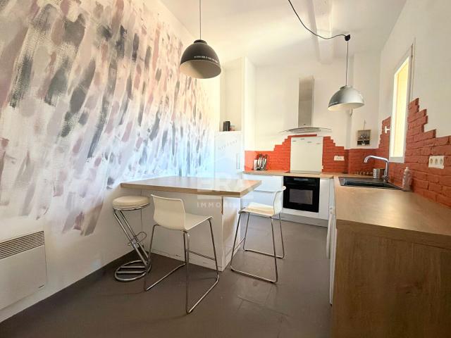 A LOUER 84120 PERTUIS CENTRE VILLE APPARTEMENT MEUBLE TYPE 2 PIECES D'ENVIRON 49M²