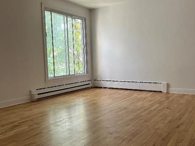 A louer 8 1/2 Renove 4chambres