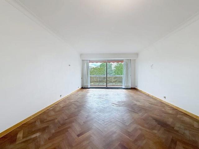 A lovely two bedroom flat situated between Churchill and de