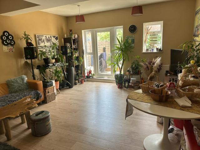 A lovely and spacious 2 bed garden flat bills inc