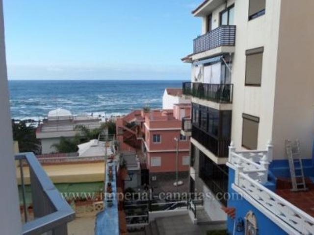 A lovely, centrally located and cosy studio flat is available for short term rental in Puerto de La Cruz, right by the beach