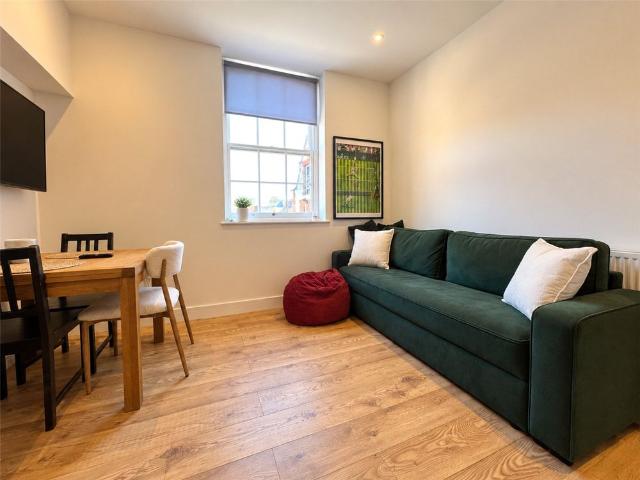 A lovely modern one bedroom flat close to the train station and city centre