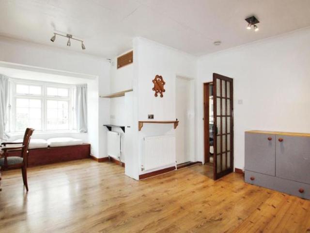 A lovely pet friendly two bed Coach House perfectly positioned on Julius Road. Only minutes away from the Gloucester Road