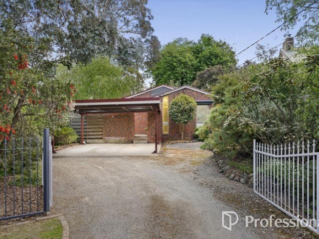 A PARKSIDE FAMILY HAVEN OF MODERN COMFORT & EFFICIENCY