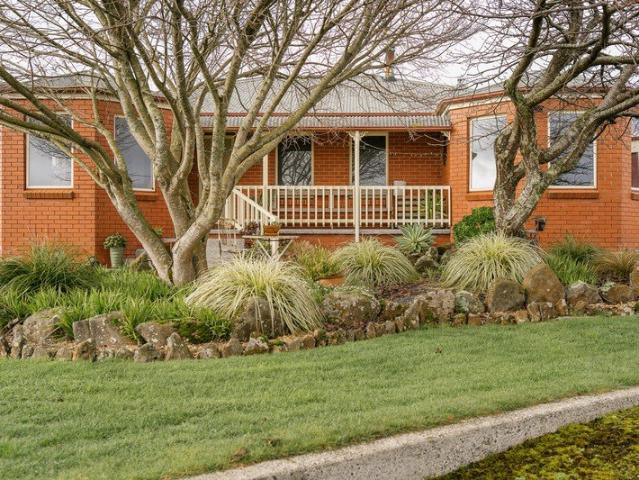 A Peaceful Country Lifestyle with Space to Work, Play & Relax