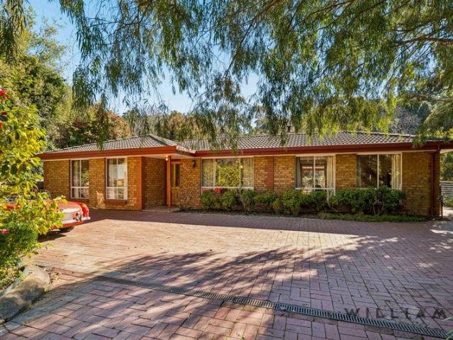 A PEACEFUL HILLS LIFESTYLE IN THE HEART OF SUMMERTOWN 2000SQM APPROX Bore Shedding Single level family home