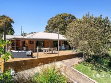 A peaceful lifestyle retreat immersed in nature