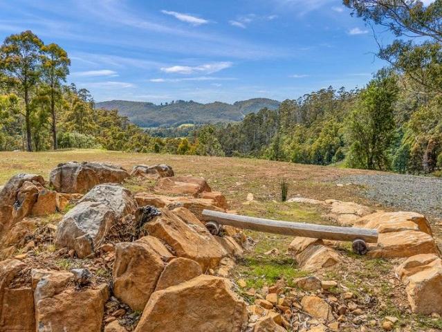 A peaceful, private lifestyle acreage surrounded by nature