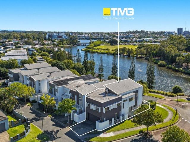 A Peaceful Waterfront Escape in the Heart of Varsity Lakes