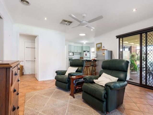 A PERFECT BLEND OF COMFORT, CONVENIENCE & OUTDOOR LIVING!